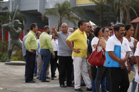 Decenas de taxistas en Boca del Río, Ver. esperan ser atentidos para realizar sus trámites en el módulo de Revista Vehicular del estadio Beto Ávila. Los rueleteros afirman que en el módulo no cuentan con sistema desde hace 15 días y temen que se pase la fecha para hacer válido el beneficio de condonaciones para multas y recargos.
