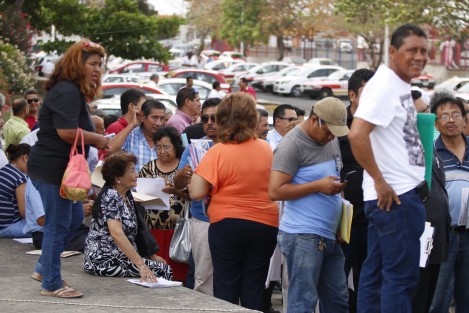 Decenas de taxistas en Boca del Río, Ver. esperan ser atentidos para realizar sus trámites en el módulo de Revista Vehicular del estadio Beto Ávila. Los rueleteros afirman que en el módulo no cuentan con sistema desde hace 15 días y temen que se pase la fecha para hacer válido el beneficio de condonaciones para multas y recargos.