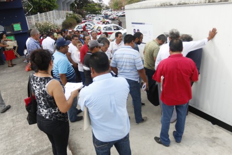 Decenas de taxistas en Boca del Río, Ver. esperan ser atentidos para realizar sus trámites en el módulo de Revista Vehicular del estadio Beto Ávila. Los rueleteros afirman que en el módulo no cuentan con sistema desde hace 15 días y temen que se pase la fecha para hacer válido el beneficio de condonaciones para multas y recargos.