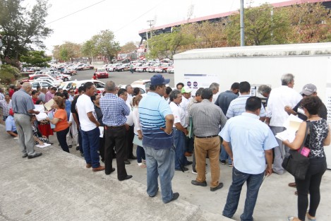 Decenas de taxistas en Boca del Río, Ver. esperan ser atentidos para realizar sus trámites en el módulo de Revista Vehicular del estadio Beto Ávila. Los rueleteros afirman que en el módulo no cuentan con sistema desde hace 15 días y temen que se pase la fecha para hacer válido el beneficio de condonaciones para multas y recargos.