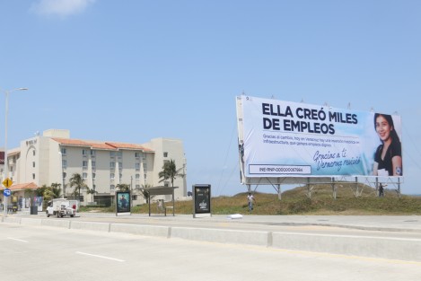 Aparecen espectaculares en la zona turística de  Boca del Río, en el bulevar Ávila Camacho, con el logotipo del PAN, en los cuales se hace alusión a la participación ciudadana en la detención del ex gobernador Javier Duarte y al mentado cambio.