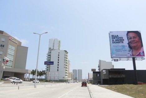 Aparecen espectaculares en la zona turística de  Boca del Río, en el bulevar Ávila Camacho, con el logotipo del PAN, en los cuales se hace alusión a la participación ciudadana en la detención del ex gobernador Javier Duarte y al mentado cambio.
