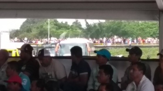 Habitantes de la región de Misantla se manifiestan en el puente contra la privatización del agua, mientras se realiza, sin permitirles el acceso, la conmemoración del Día de Agua, en donde gobierno federal oficializó entrega de obras y firmó concesiones.  
