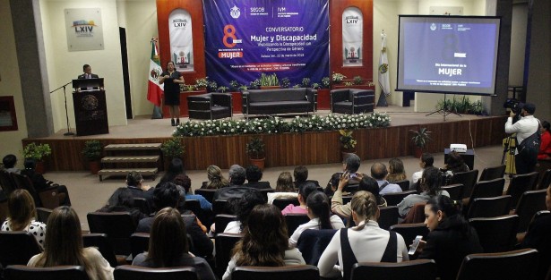 Evento del Instituto de la Mujer en el auditorio del Congreso, cn la titular del Instituto de la Mujer y personal de la Secretaría de Gobierno. Pláticas sin audiencia para mujeres con discapacidad. Parece que estos eventos fueran para justificar gastos. 

