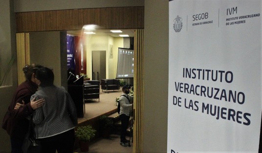 Evento del Instituto de la Mujer en el auditorio del Congreso, cn la titular del Instituto de la Mujer y personal de la Secretaría de Gobierno. Pláticas sin audiencia para mujeres con discapacidad. Parece que estos eventos fueran para justificar gastos. 
