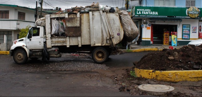 Feos y obsoletos los camiones de Limpia Pública en Xalapa, y se paga impuesto dizque para mejorar el servicio y los resultados son lo contrario. Otro recurso que no se sabe a dónde va.
