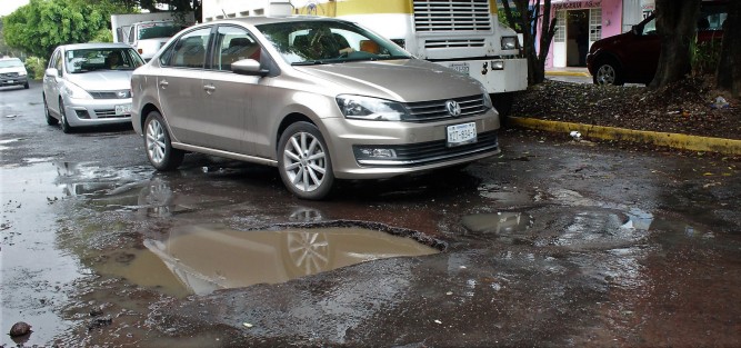 Tremendo bache en la avenida Encanto y parte de Xalapa, y con la esperanza de que es pan con lo mismo, nada cambia, ni mañas, cambian los colores los resultados son los mismos.
