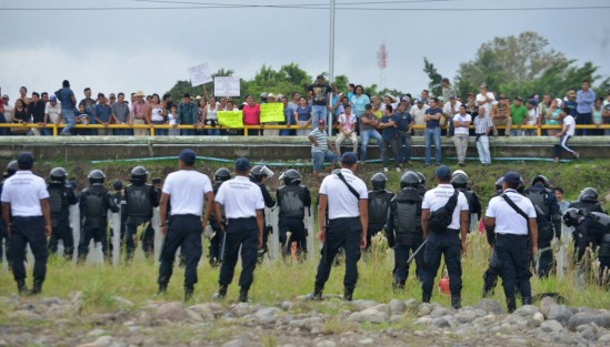 Protesta en Misantla durante la visita del presidente Enrique Peña Nieto para conmemorar el Día Mundial del Agua. 