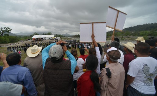 Protesta en Misantla durante la visita del presidente Enrique Peña Nieto para conmemorar el Día Mundial del Agua. 