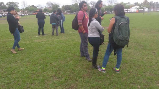 Reporteros que cubrieron la visita del presidente Enrique Peña Nieto a Misantla quedaron varados por el bloqueo que hubo por parte de manifestantes.