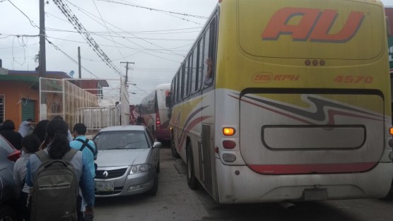 Reporteros que cubrieron la visita del presidente Enrique Peña Nieto a Misantla quedaron varados por el bloqueo que hubo por parte de manifestantes.