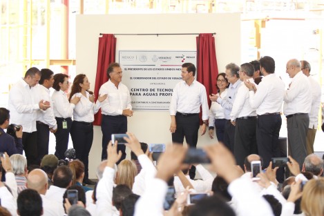 El Presidente Enrique Peña Nieto, inauguró las instalaciones del Centro de Tecnología para Aguas Profundas del Instituto Mexicano del Petróleo  en Boca del Río. Le acompañaron el gobernador del estado y el secretario de Energía Pedro Joaquín Codwel.