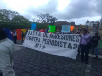 Comunicadores del norte del estado se manifestaron en Papantla por el asesinato del periodista Leobardo Vázquez, exigieron se de con los responsables y reprocharon a las autoridades se minimize su trabajo como periodista. 