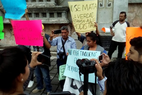 Comunicadores del norte del estado se manifestaron en Papantla por el asesinato del periodista Leobardo Vázquez, exigieron se de con los responsables y reprocharon a las autoridades se minimize su trabajo como periodista.  