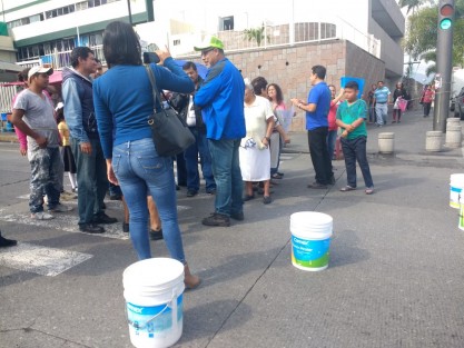 Este jueves en Córdoba, vecinos de la calle 1 bloquearon la avenida 11, ya que exigen se restablezca el servicio de agua, pues en calles y avenidas aledañas si hay el vital líquido. 