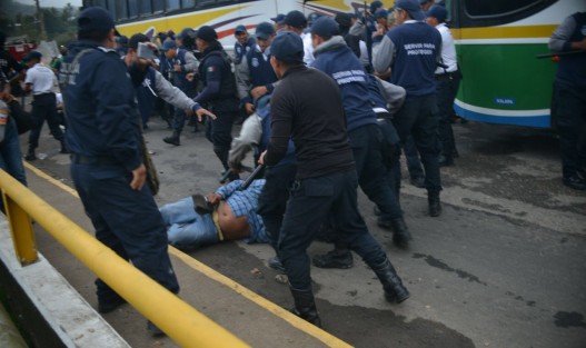 Elementos de SSP se enfrentaron con manifestantes en Misantla, los cuales bloqueaban la carretera a Naolinco; fueron estos mismos quienes quisieron protestar en el evento encabezado por Peña Nieto