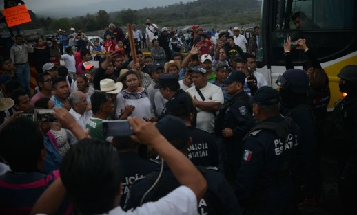 Elementos de SSP se enfrentaron con manifestantes en Misantla, los cuales bloqueaban la carretera a Naolinco; fueron estos mismos quienes quisieron protestar en el evento encabezado por Peña Nieto