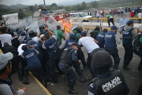 Elementos de SSP se enfrentaron con manifestantes en Misantla, los cuales bloqueaban la carretera a Naolinco; fueron estos mismos quienes quisieron protestar en el evento encabezado por Peña Nieto
