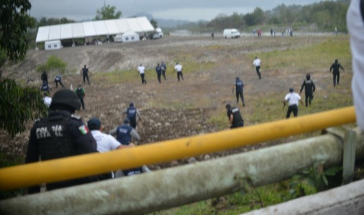 Elementos de SSP se enfrentaron con manifestantes en Misantla, los cuales bloqueaban la carretera a Naolinco; fueron estos mismos quienes quisieron protestar en el evento encabezado por Peña Nieto