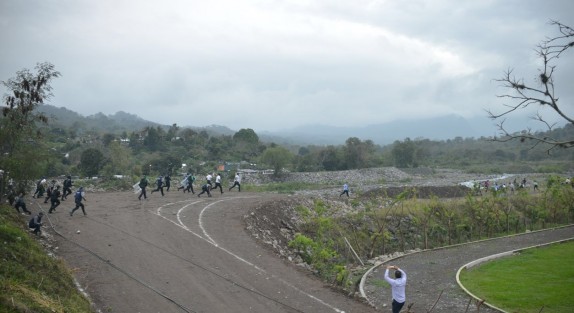 Elementos de SSP se enfrentaron con manifestantes en Misantla, los cuales bloqueaban la carretera a Naolinco; fueron estos mismos quienes quisieron protestar en el evento encabezado por Peña Nieto.  