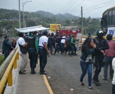 Elementos de SSP se enfrentaron con manifestantes en Misantla, los cuales bloqueaban la carretera a Naolinco; fueron estos mismos quienes quisieron protestar en el evento encabezado por Peña Nieto.  