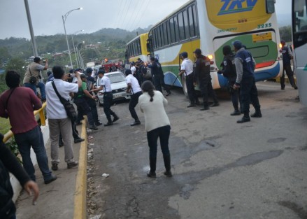 Elementos de SSP se enfrentaron con manifestantes en Misantla, los cuales bloqueaban la carretera a Naolinco; fueron estos mismos quienes quisieron protestar en el evento encabezado por Peña Nieto.  