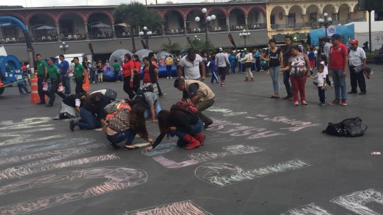 Un reducido grupo de reporteros y un grupo de transeúntes espontáneos pintaron en el piso del parque 21 de Mayo una leyenda en protesta por el asesinato de un reportero más en este bienio yunista.
