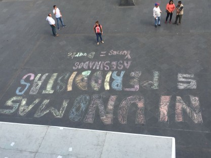 Un reducido grupo de reporteros y un grupo de transeúntes espontáneos pintaron en el piso del parque 21 de Mayo una leyenda en protesta por el asesinato de un reportero más en este bienio yunista.
