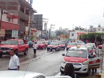 Taxistas de Cerro Azul, Ver. bloquearon calles del centro de esa localidad en protestas por la reciente entrega de nuevas concesiones, mismas que habían sido otorgadas en la administración pasada. Piden a las autoridades y no se entreguen más. 