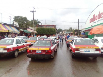 Taxistas de Cerro Azul, Ver. bloquearon calles del centro de esa localidad en protestas por la reciente entrega de nuevas concesiones, mismas que habían sido otorgadas en la administración pasada. Piden a las autoridades y no se entreguen más. 