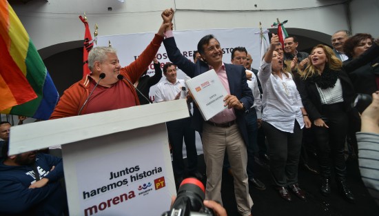  El cadidato a la gubernatura de Veracruz por el partido MORENA, Cuitláhuac García, realizó su registro en las ofinas del OPLE de una forma diferente a los demás candidatos, ya que fueron representantes de los partidos  quienes entregaron la documentación a los funcionarios de este instituto mientras el daba un mensaje en el patio central  a sus simpatizantes.