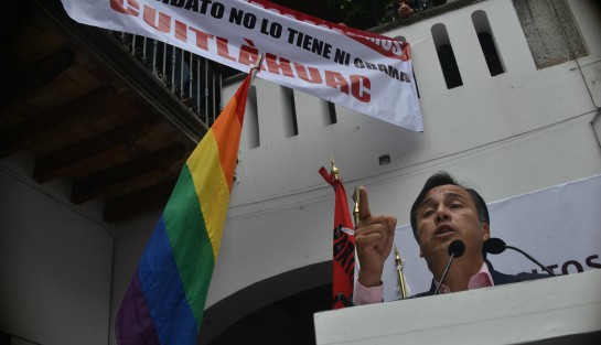  El cadidato a la gubernatura de Veracruz por el partido MORENA, Cuitláhuac García, realizó su registro en las ofinas del OPLE de una forma diferente a los demás candidatos, ya que fueron representantes de los partidos  quienes entregaron la documentación a los funcionarios de este instituto mientras el daba un mensaje en el patio central  a sus simpatizantes.