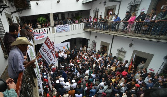  El candidato a la gubernatura de Veracruz por el partido MORENA, Cuitláhuac García, realizó su registro en las ofinas del OPLE de una forma diferente a los demás candidatos, ya que fueron representantes de los partidos quienes entregaron la documentación a los funcionarios de este instituto mientras el daba un mensaje en el patio central a sus simpatizantes.