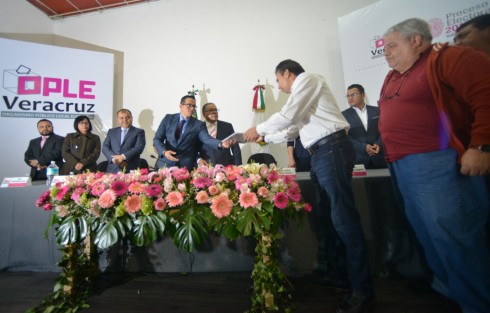  El cadidato a la gubernatura de Veracruz por el partido MORENA, Cuitláhuac García, realizó su registro en las ofinas del OPLE de una forma diferente a los demás candidatos, ya que fueron representantes de los partidos quienes entregaron la documentación a los funcionarios de este instituto mientras el daba un mensaje en el patio central a sus simpatizantes.