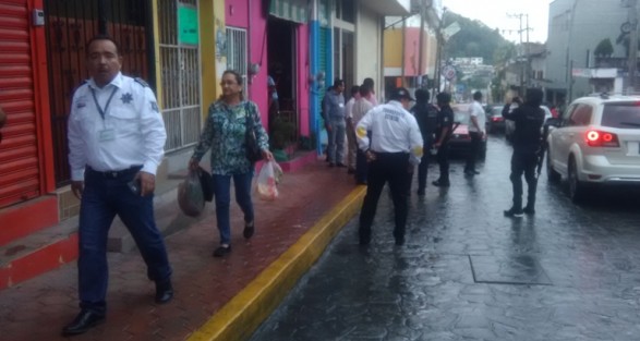 Nuevamente las autoridades de Papantla tuvieron que recurrir a las fuerzas del orden para desalojar a comercio informal  que invade espacios en la vía pública, entorpeciendo la vialidad y poniendo  en riesgo el nombramiento de Pueblo  Mágico. 