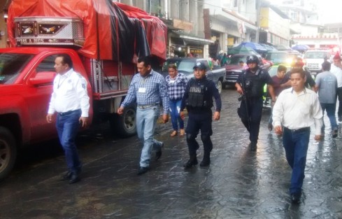 Nuevamente las autoridades de Papantla tuvieron que recurrir a las fuerzas del orden para desalojar a comercio informal  que invade espacios en la vía pública, entorpeciendo la vialidad y poniendo  en riesgo el nombramiento de Pueblo  Mágico. 