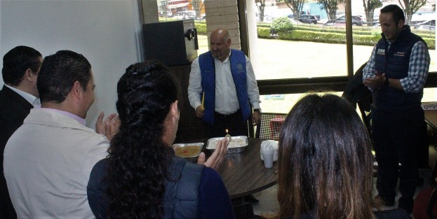 El titular del Área de Servicios Administrativos y Financieros en el Congreso del Estado de Veracruz, Carlos <em>Chico</em> Fuentes Urrutia, fue festejado en su cumpleaños por compañeros de trabajo, incluído el diputado Sergio Hernández. ¡Felicidades! 