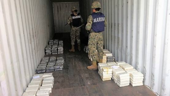 l Grupo de Coordinación Veracruz informa que el día de ayer, en un operativo encabezado por la Marina-Armada de México, al efectuar revisión a un contenedor que se encontraba en el Recinto Portuario de Veracruz, fueron aseguradas seis maletas que en su interior contenían 387 paquetes de polvo blanco con las características similares a la cocaína.