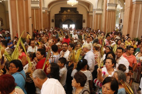 El obispo de la Diócesis de Veracruz, Luis Felipe Gallardo Martín del Campo, bendijo las palmitas como parte de la celebración eucarística del llamado Domingo de Ramos.