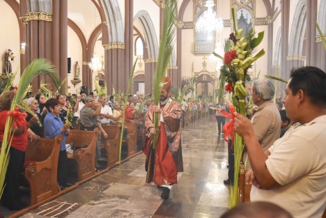 El arzobispo Hipólito Reyes ofició la misa del domingo de ramos en la catedral de la ciudad de Xalapa como parte de los festejos de Cuaresma para la comunidad católica.  