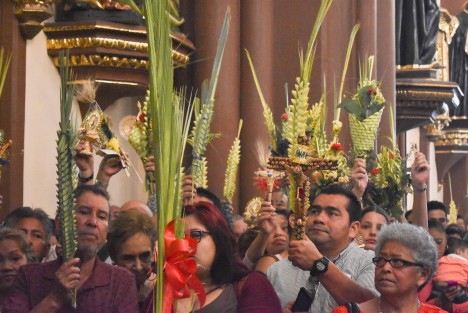 El arzobispo Hipólito Reyes ofició la misa del domingo de ramos en la catedral de la ciudad de Xalapa como parte de los festejos de Cuaresma para la comunidad católica.  