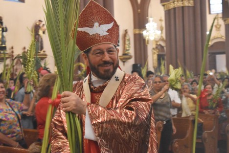 El arzobispo Hipólito Reyes ofició la misa del domingo de ramos en la catedral de la ciudad de Xalapa como parte de los festejos de Cuaresma para la comunidad católica.  