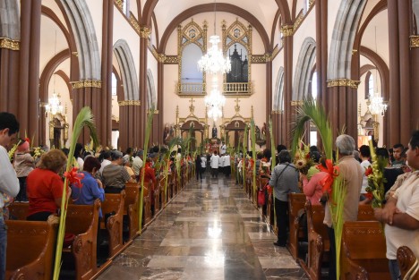 El arzobispo Hipólito Reyes ofició la misa del domingo de ramos en la catedral de la ciudad de Xalapa como parte de los festejos de Cuaresma para la comunidad católica.  