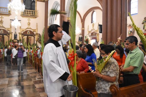 El arzobispo Hipólito Reyes ofició la misa del domingo de ramos en la catedral de la ciudad de Xalapa como parte de los festejos de Cuaresma para la comunidad católica.  