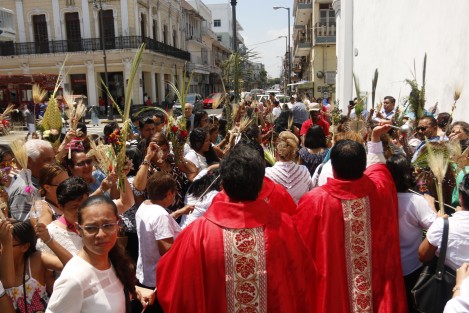 El obispo de la Diócesis de Veracruz, Luis Felipe Gallardo Martín del Campo, bendijo las palmitas como parte de la celebración eucarística del llamado Domingo de Ramos.