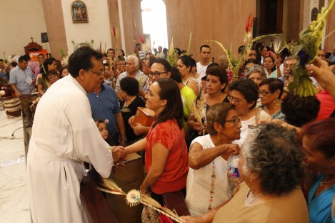 El obispo de la Diócesis de Veracruz, Luis Felipe Gallardo Martín del Campo, bendijo las palmitas como parte de la celebración eucarística del llamado Domingo de Ramos.