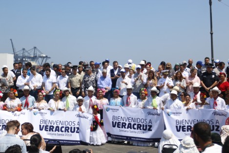 El alcalde de Veracruz, Fernando Yunes Márquez, esta vez sin la compañía de su papá,  encabezó el operativo vacacional de Semana Santa en el que participarán elementos de MARINA, Seguridad Pública, Protección Civil y Cruz Roja. 