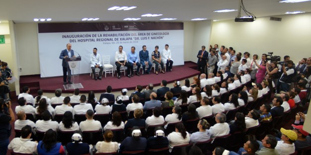 El mandatario estatal Miguel Ángel Yunes Linares en compañía de autoridades de salud y diputados locales inauguró la rehabilitación del área materno-infantil del hospital Luis F. Nachón en Xalapa.
