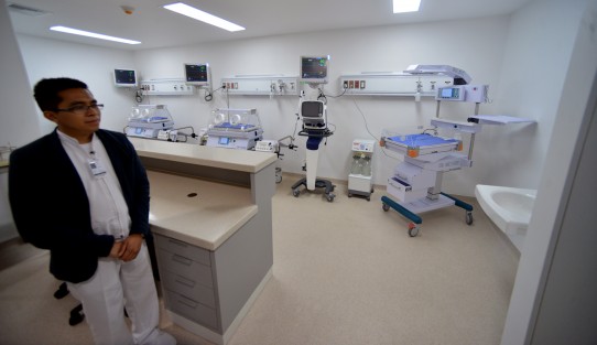 El mandatario estatal Miguel Ángel Yunes Linares en compañía de autoridades de salud y diputados locales inauguró la rehabilitación del área materno-infantil del hospital Luis F. Nachón en Xalapa.