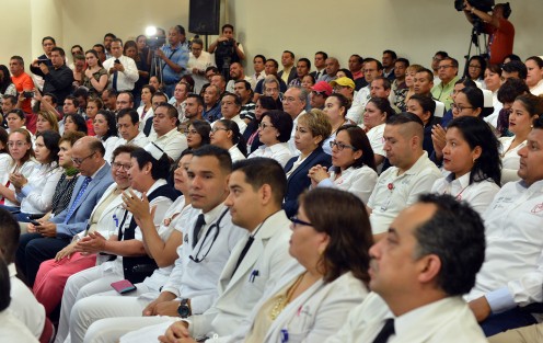 El mandatario estatal Miguel Ángel Yunes Linares en compañía de autoridades de salud y diputados locales inauguró la rehabilitación del área materno-infantil del hospital Luis F. Nachón en Xalapa.